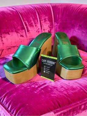 Cape Robbin NWT Size 7 Stunning Metallic Green Satin Platform Mules (SH313)